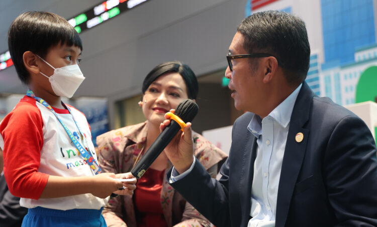 Pengenalan Pasar Modal. Kepala Eksekutif Pengawas Pasar Modal Otoritas Jasa Keuangan (OJK) (kanan) bersama Kepala Eksekutif Pengawas Perilaku Pelaku Usaha Jasa Keuangan, Edukasi, dan Perlindungan Konsumen OJK Friderica Widyasari Dewi berbincang dengan siswa Taman Kanak-Kanak (TK) usai membuka perdagangan di Bursa Efek Indonesia (BEI) di Jakarta, Senin (30/1/2023). Dalam seremoni pembukaan ini, BEI memberikan kesempatan kepada siswa-siswi Taman Kanak- Kanak (TK) Labschool, Rawamangun, Jakarta Timur, untuk mendapatkan edukasi dan mengenal lebih dalam mengenai pasar modal Indonesia. B Universe Photo/Humas BEI