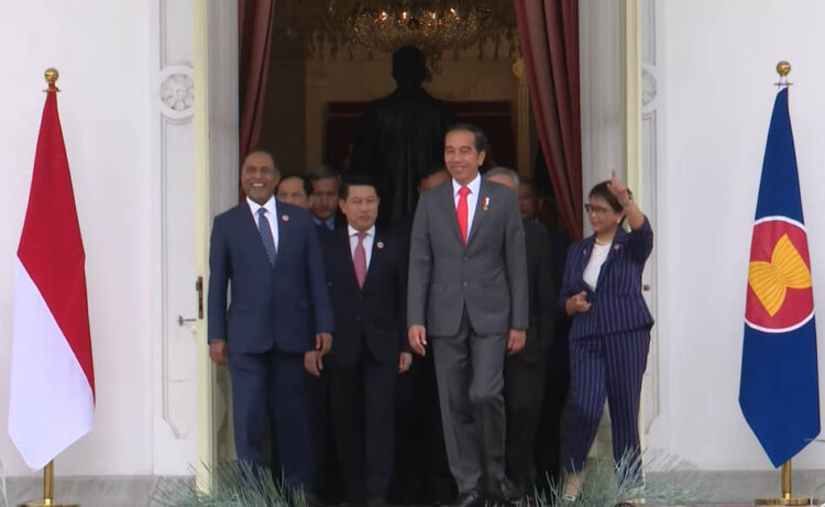 Presiden Joko Widodo didampingi Menlu Retno Marsudi saat akan sesi foto bersama di Istana Merdeka, Jakarta, Jumat (3/2/2023). FOTO: BPMI Setpes