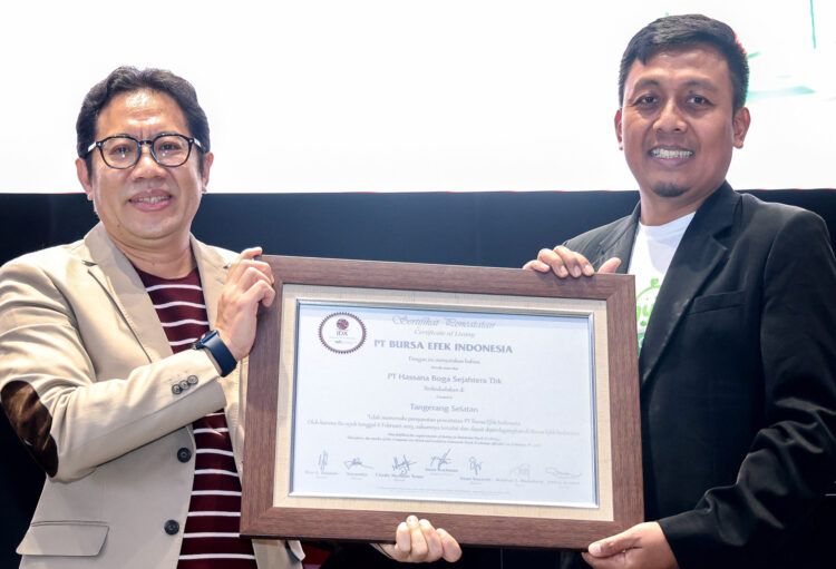 Direktur Utama PT Hassana Boga Sejahtera Tbk (NAYZ) Lutfiel Hakim (kanan) dan Direktur Penilaian Perusahaan Bursa Efek Indonesia (BEI) I Gede Nyoman Yetna