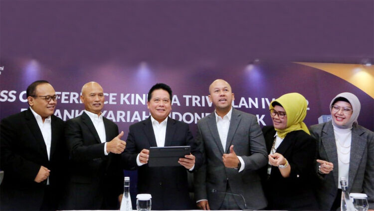 Direktur Utama PT Bank Syariah Indonesia Tbk (BSI) Hery Gunardi (ketiga kiri) didampingi (kiri ke kanan) Direktur Information Technology Achmad Syafii, Direktur Retail Banking Ngatari, Direktur Finance & Strategy BSI Ade Cahyo Nugroho, Direktur Risk Management Tiwul Widyastuti dan Direktur Compliance & Human Capital Tribuana Tunggadewi.