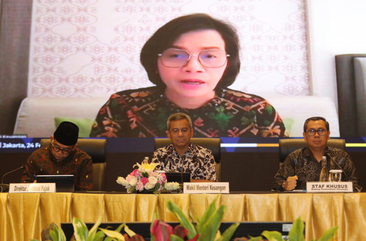 Sri Muyani Copot Jabatan Rafael Alun Trisambodo
Menteri Keuangan Sri Mulyani menyampaikan keterangan pers secara daring disaksikan Wakil Menteri Keuangan Suahasil Nazara (tengah), Direktur Jenderal Pajak Kemenkeu Suryo Utomo (kiri) dan Staf Khusus Menteri Keuangan Bidang Komunikasi Strategis Yustinus Prastowo (kanan) saat rilis penanganan internal Kementerian Keuangan atas kasus Rafael Alun Trisambodo di Kantor Pusat Ditjen Pajak, Jakarta, Jumat (24/2/2023). Dalam konfrensi pers tersebut, Menteri Keuangan Sri Mulyani Indrawati mencopot jabatan struktural dan tugas-tugas Rafael Alun Trisambodo sebagai Kepala Bagian Umum Kantor Wilayah Direktorat Jenderal Pajak Kemenkeu, Rafael dicopot dari jabatannya terkait buntut kasus penganiayaan yang dilakukan anaknya, Mario Dandy Satriyo.