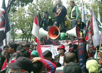 Ratusan Ojek Online Demo Balai Kota