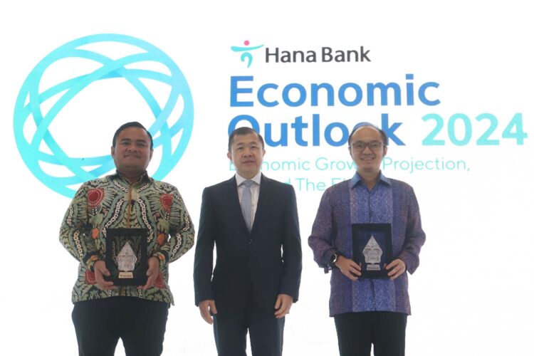 Hana Bank Economic Outlook 2024
Direktur Bisnis Hana Bank Geoffry Nugraha (tengah) bersama para pembicara, Direktur Eksekutif Charta Politika Indonesia Yunarto Widjaya (Kanan) dan Chief Economist Trimegah Securities Fakhrul Fulvian, usai pemaparan tentang proyeksi politik ekonomi di tahun 2024, saat Hana Bank Economic Outlook 2024, Jakarta, Kamis (26/10/2023). Hana Bank Economic Outlook 2024 mengangkat tema “Economic Growth Projection, Beyond The Election” untuk memberikan pandangan terhadap berbagai tantangan ekonomi nasional dan global di masa depan, khususnya pada tahun politik di Indonesia. Investor Daily/David Gita Roza