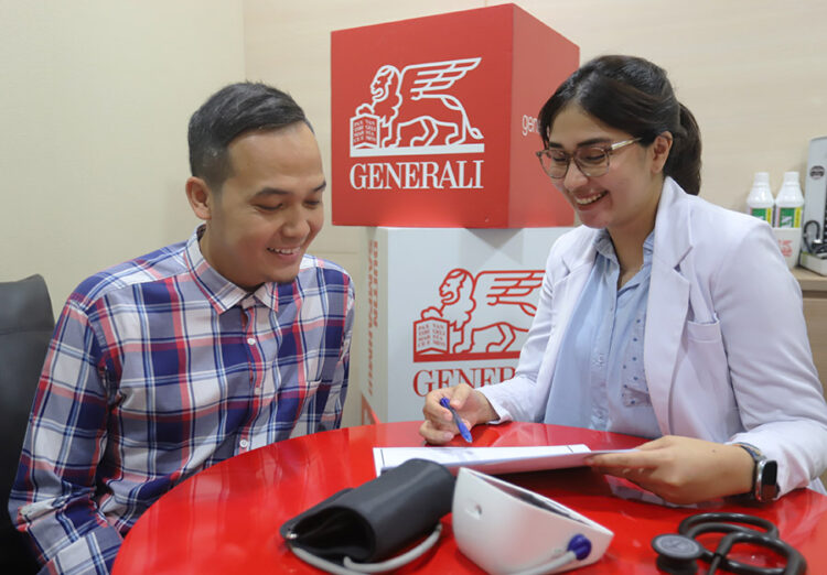 Bisnis Employee Benefit Generali IndonesiaKaryawan Generali Indonesia sedang melakukan medical check up dan konsultasi kesehatan dengan dokter di Jakarta, Kamis (21/11/2024). Generali Indonesia terus memperkuat saluran distribusi corporate solution atau yang
biasa disebut dengan employee benefit. Pertumbuhan jalur distribusi ini dibuktikan dengan kontribusi corporate solution yang mendominasi perolehan premi Generali Indonesia pada semester I 2024, dimana dari perolehan gross written premium (GWP) corporate solution ini tumbuh 21% (yoy) dibandingkan dengan periode yang sama di tahun sebelumnya.