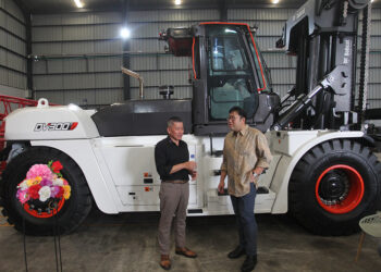 KOBEX Serahkan Unit Perdana Forklift Doosan Bobcat 30 Ton di Indonesia