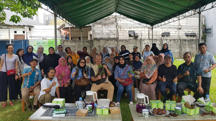 Kepala Dinas Ketahanan Pangan, Pertanian, dan Perikanan (DKP3) Kota Tangerang Selatan Ir Yepi Suherman  (tengah) memegang bibit Vanili Planifolia Guerlain bersama Founder HG Smart/Koordinator Nasional Kelompok Tani Vanili (KTV) Dr H Heri Gagarin SE MM, pengurus FKWT Tangsel, Ketua Kelompok Wanita Tani (KWT) Green Growth Verina Fannie Waldhani, Pembina KWT Green Growth Verina Sunarto Cokrowarsono, Ketua KWT Good Farm Gardenia Loka Menik Dwi Wahyuni, Korcam KWT Serpong Utara Nila Lestari, dan  Public Affairs Dept Sustainability  PT Indah Kiat Pulp & Paper Tbk (IKPP) Llily Yulianingsih foto bersama usai silaturahmi dan sharing session di Cluster Verina, Graha Raya, Tangerang Selatan, Kamis (20/11/2025). Kegiatan silaturahmi dan pendampingan kelompok tani ini dalam rangka pengembangan pertanian organik dan budi daya vanili di Kota Tangerang Selatan.